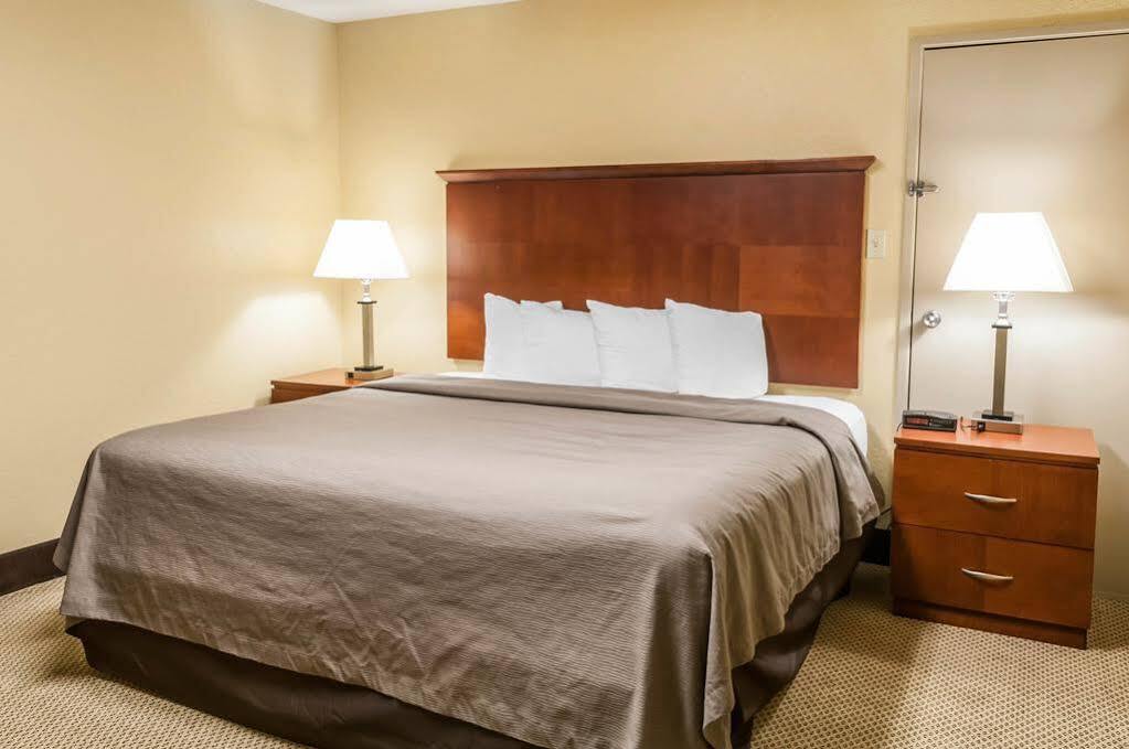 Quality Inn & Suites Albuquerque West Экстерьер фото